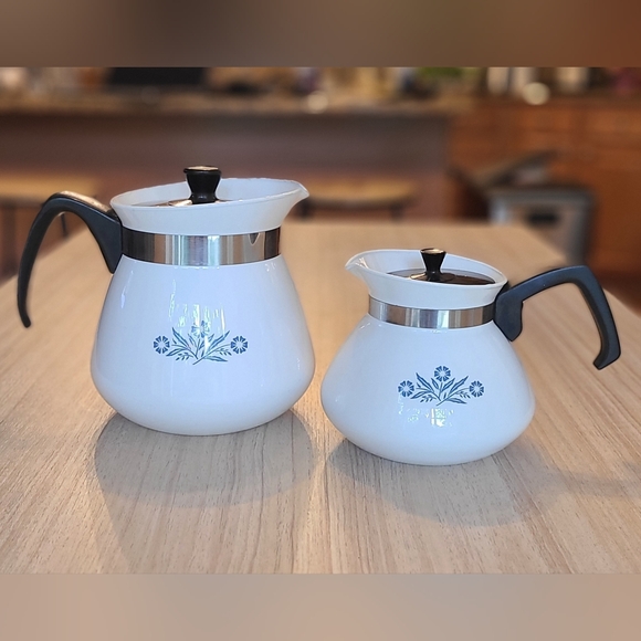 VTG Blue Floral Corningware 2 Qt Coffee Pot & 6 C. Tea Pot Set - Picture 2 of 8